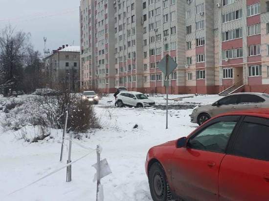 В Брянске на улице Медведева огромная лужа начала поглощать легковушки