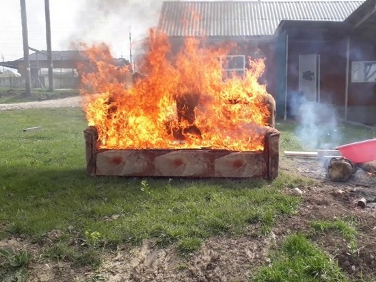 На Сахалине шестеро пожарных тушили один диван