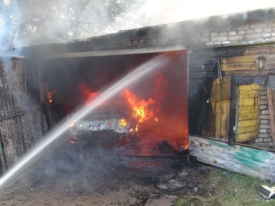 В Новосергиевском районе сгорели гараж и автомобиль