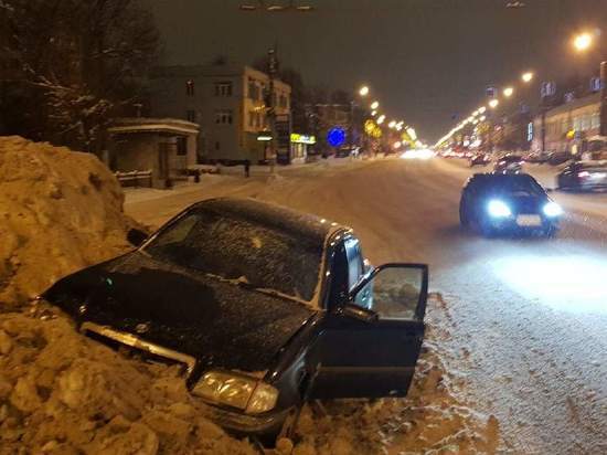 Протаранивший в Твери большую кучу снега водитель ищет свидетелей ДТП