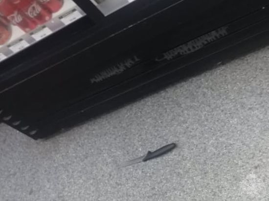 В Кузбассе росгвардеец обезоружил ворвавшегося в магазин грабителя с ножом