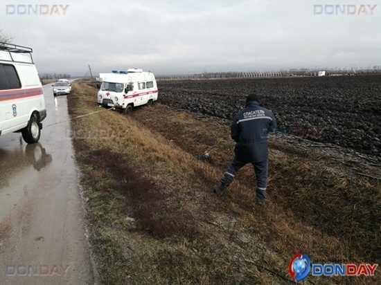 На трассе в Ростовской области перевернулась машина скорой помощи