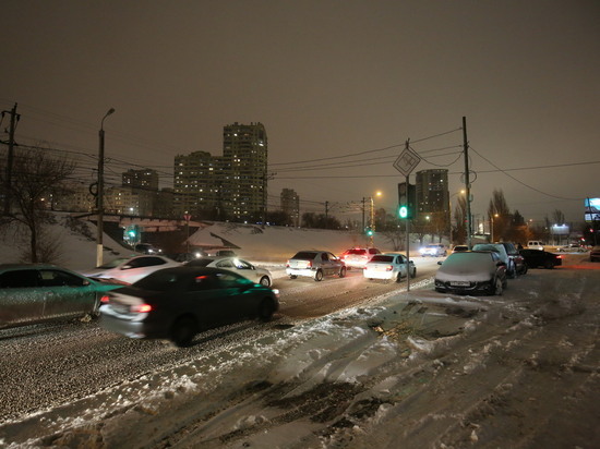 В Волгограде дорожники просят граждан не оставлять машины на обочинах