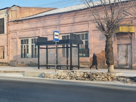 Скандальную остановку в Чите поставили посередине тротуара