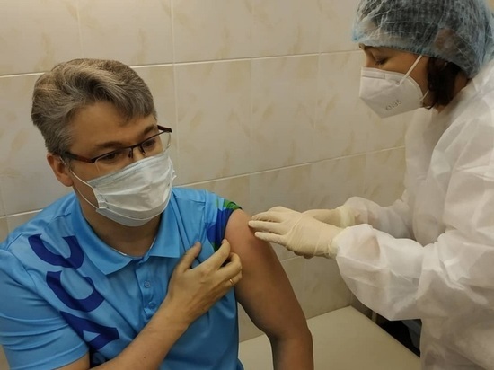 Замгубернатора Кузбасса Андрей Панов поставил вакцину от коронавируса