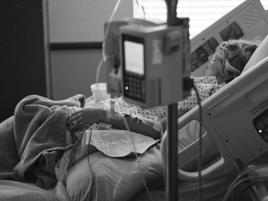 Британская медсестра из "красной зоны" расплакалась из-за умирающих больных