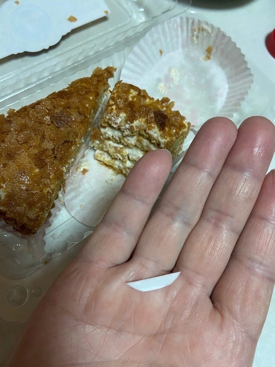 Жительница Нового Уренгоя пожаловалась на острый кусок пластика в пирожном от «Кристины»