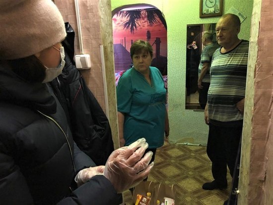 На Ямале добровольцы в новогодние каникулы развозили пожилым продуктовые наборы