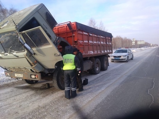 Омские автоинспекторы оказали помощь водителям, застрявшим на трассе
