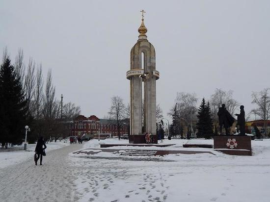Мичуринец срубил ёлку с площади города, чтобы отпраздновать Новый год