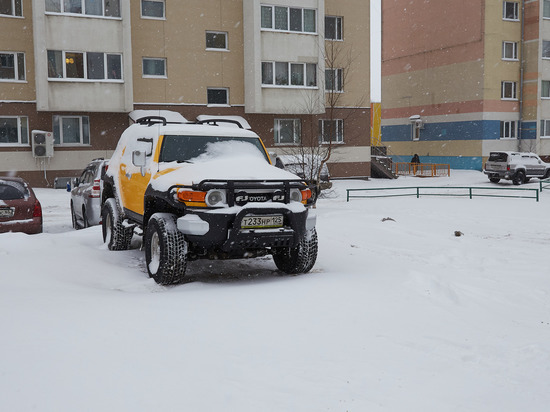 На Сахалине ужесточили штрафы за парковку на газонах и тротуарах