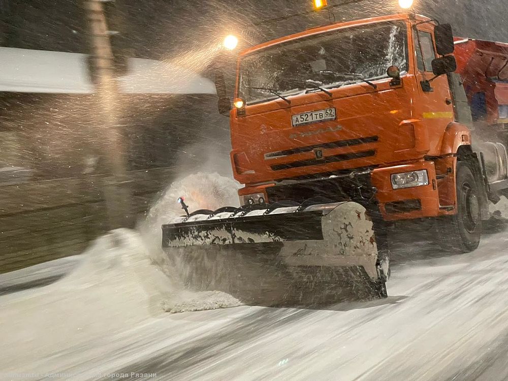 Бойцы невидимого фронта: ночью четыре колонны машин убирали снег в Рязани