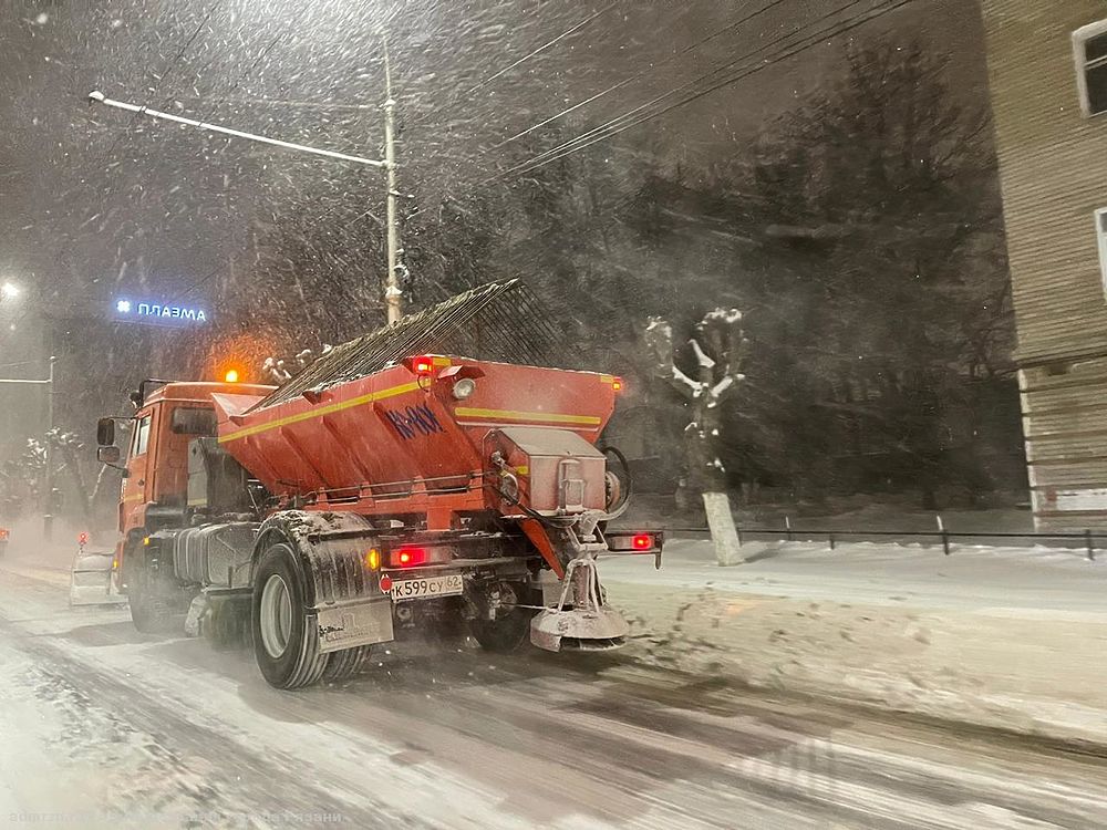 Бойцы невидимого фронта: ночью четыре колонны машин убирали снег в Рязани