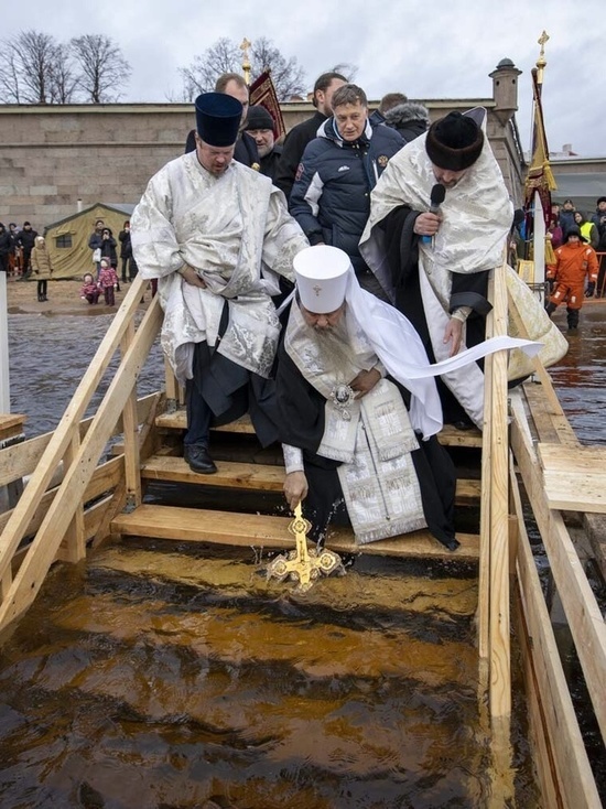 Власти Петербурга решили не отменять крещенские купания