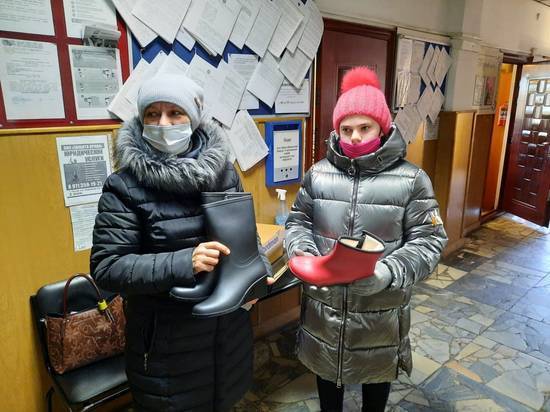 2300 пар резиновых сапог подарили детям псковские благотворители