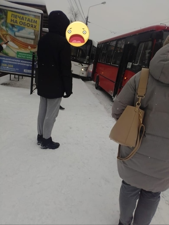 В Ярославле автобус чуть не снес людей на остановке
