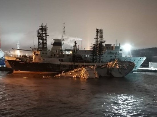 Траулер «Бриз» частично затонул в порту города Мурманска