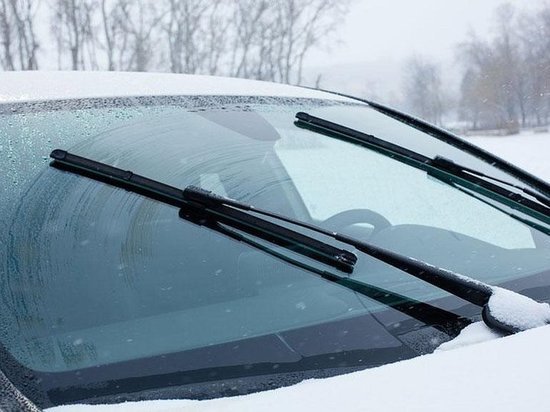 Германия: Очищать лобовое стекло от снега при работающем двигателе — запрещено