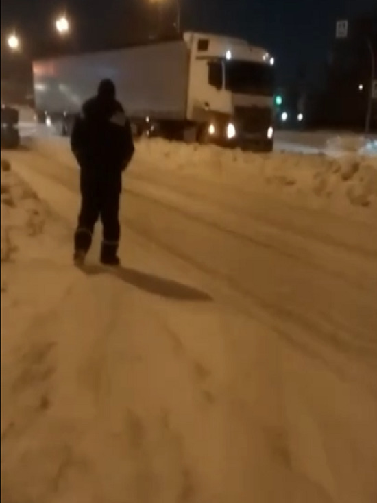 Последствия столкновения фуры и грейдера в Кемерове попали на видео
