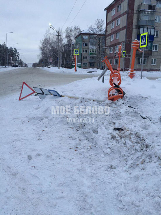 Неизвестный лихач уничтожил светофор и снес дорожный знак в Кузбассе
