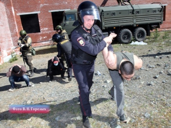 В Екатеринбурге мигранты устроили бунт: баррикады, поджог, угрозы