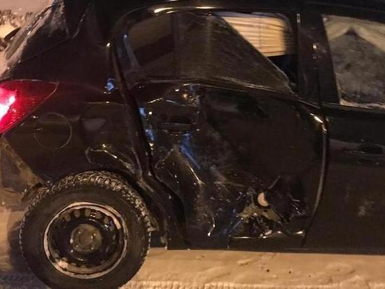Две машины в Кемерове вылетели на пешеходную дорогу