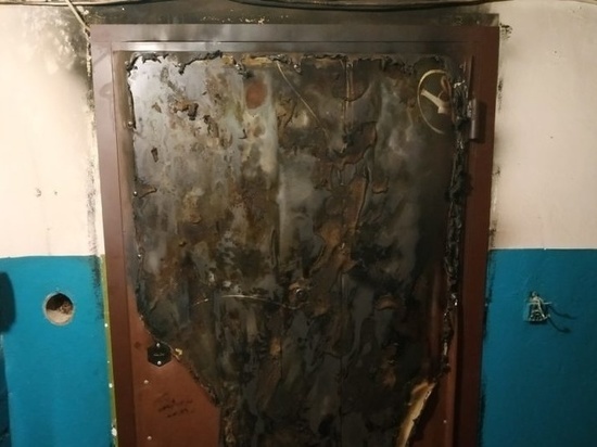 Ночью в Иванове в МКД подожгли входную дверь квартиры