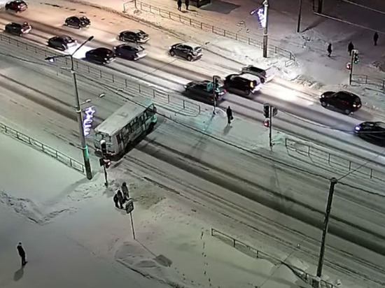 Автобус с пассажирами  развернуло на заснеженной дороге в Петрозаводске