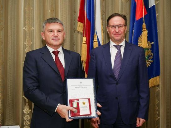 Руководитель Ростехнадзора Алексей Алёшин наградил главу «Росcети Центр» Игоря Маковского юбилейной медалью ведомства