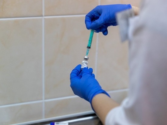 Можно ли делать прививку от COVID-19 онкобольным, рассказал псковский врач