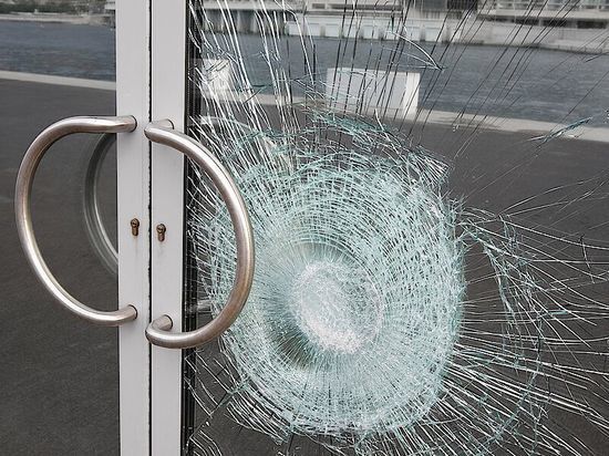 В Твери пьяный мужчина разбил камнем стекло магазина, украл алкоголь и почти весь тоже разбил