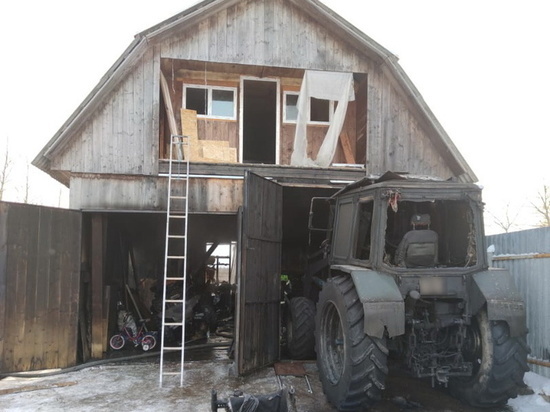Пожар в Хиславичах: выгорел трактор, оплавился квадроцикл