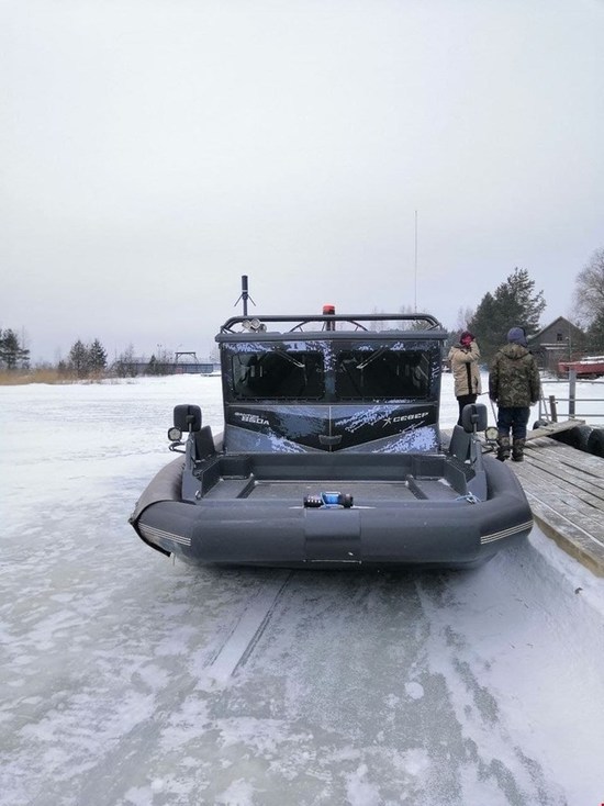 По льду озера Тверской области начали курсировать аэроглиссеры