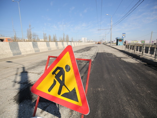 В Волгограде ликвидировали дефекты дороги на мосту через ВДСК