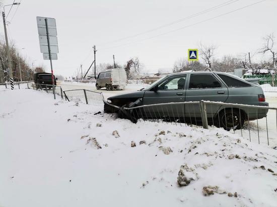 В Рязанской области водитель умер за рулем, машина врезалась в ограждение