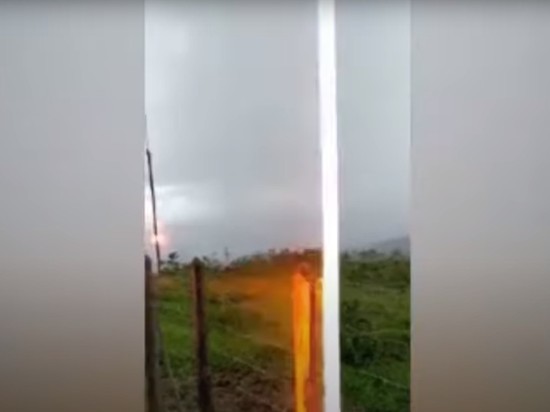 Бразилец снял на видео ударившую совсем рядом молнию