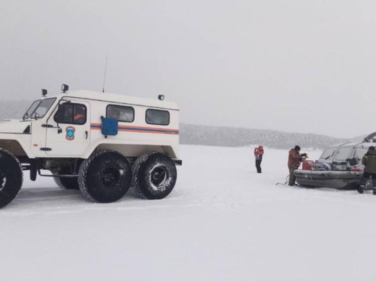 В Бурятии трое мужчин оказались в сломанной аэролодке посреди Байкала