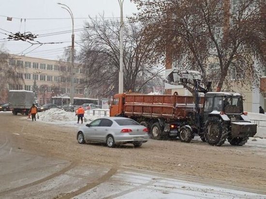 В Тамбове продолжают убирать снег и готовятся к новому снегопаду