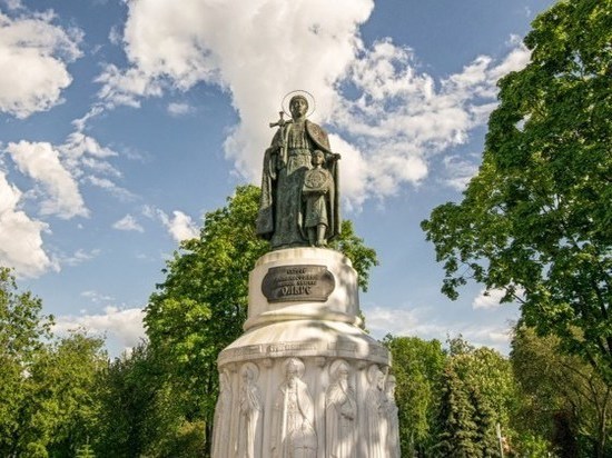 Памятник Княгине Ольге в Пскове превращается в Пизанскую башню