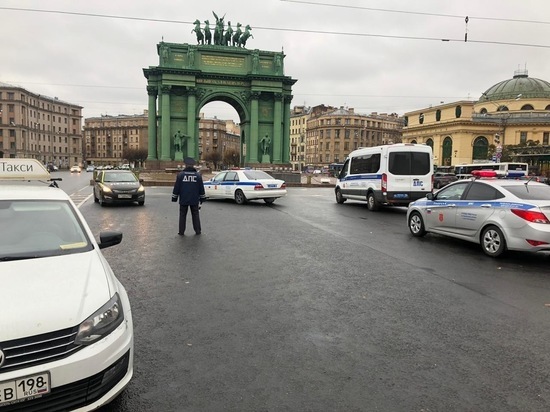 Мигрант за рулем такси пытался изнасиловать подростка в Петербурге