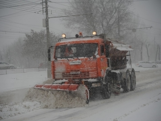 Последствия снегопада устраняют с дорог Волгоградской области
