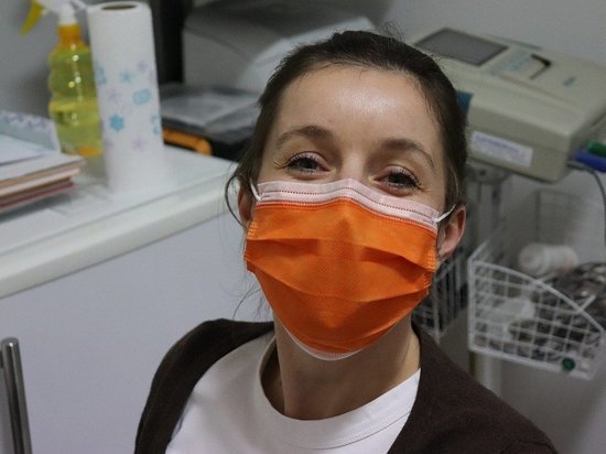 Привившимся от коронавируса необходимо продолжать носить маски