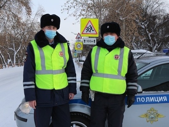 В Каменске-Уральском автомобиль с ребенком заблокировало в сугробе