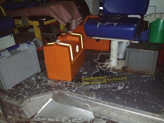 «Похоронный агент» разбил стекло в автомобиле скорой помощи в Барнауле