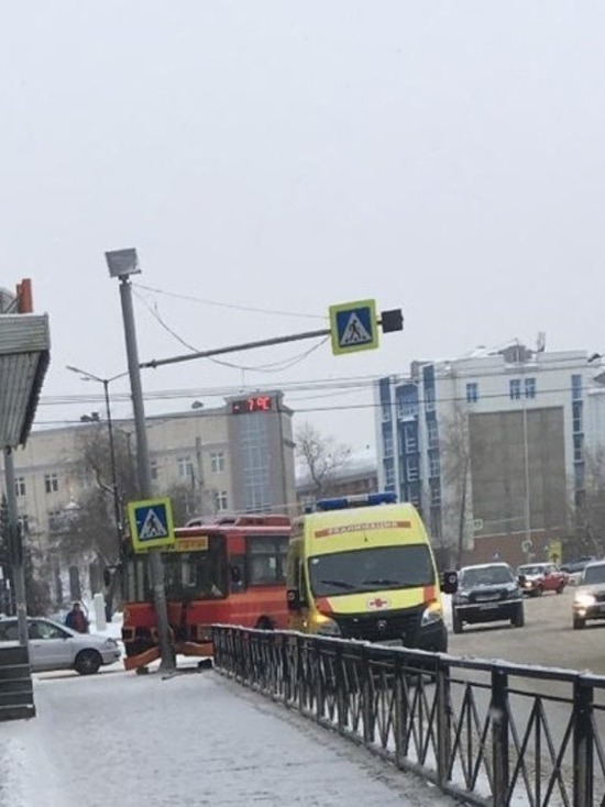 Два пассажира пострадали в попавшем в ДТП автобусе в Иркутске