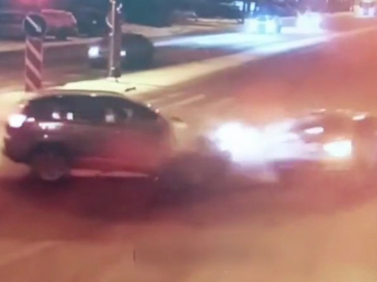 Автомобиль каршеринга влетел в группу пешеходов в Петербурге