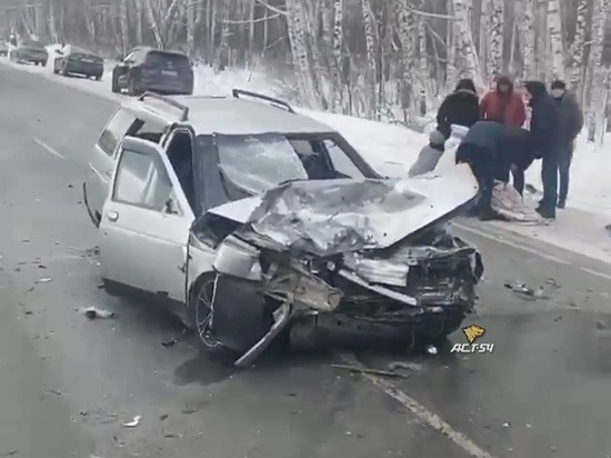 Девушка пострадала в страшном лобовом ДТП в Новосибирской области
