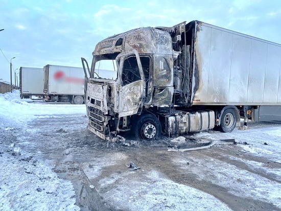 На 386-м км трассы М-1 сгорел тягач «Вольво» в Смоленской области, водитель обожжен