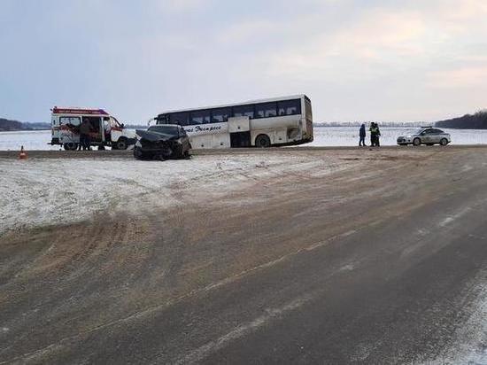 На Дону произошло массовое ДТП с автобусом: пострадали двое