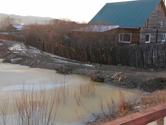Грунтовые воды подтопили дома в одном из поселков в Чите